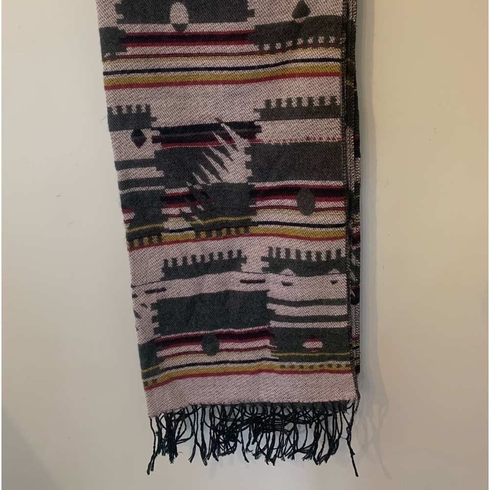 Women’s stylish scarf. B5